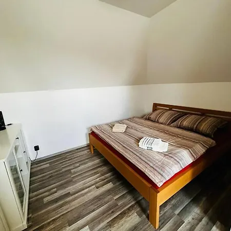 Apartamento Příjemný Podkrovní S Parkováním Na Pozemku. Tršice