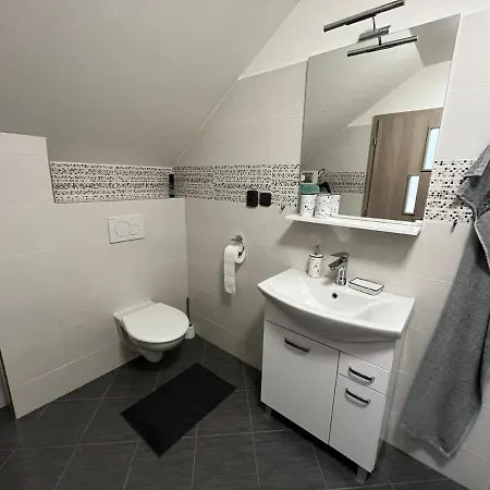 Apartamento Příjemný Podkrovní S Parkováním Na Pozemku. *