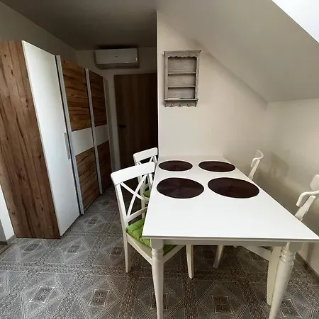 Apartamento Příjemný Podkrovní S Parkováním Na Pozemku. *
