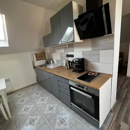 Apartamento Příjemný Podkrovní S Parkováním Na Pozemku.