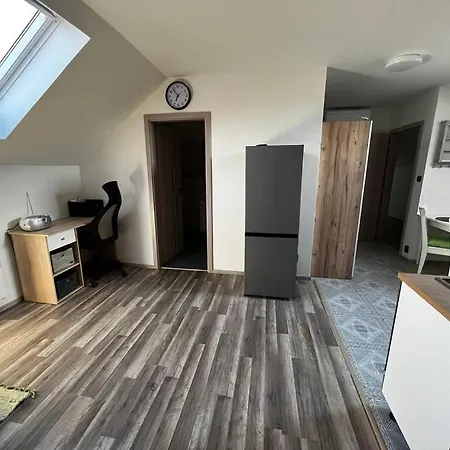 Příjemný Podkrovní S Parkováním Na Pozemku. *