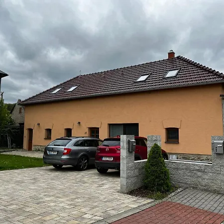 Apartamento Příjemný Podkrovní S Parkováním Na Pozemku. Tršice