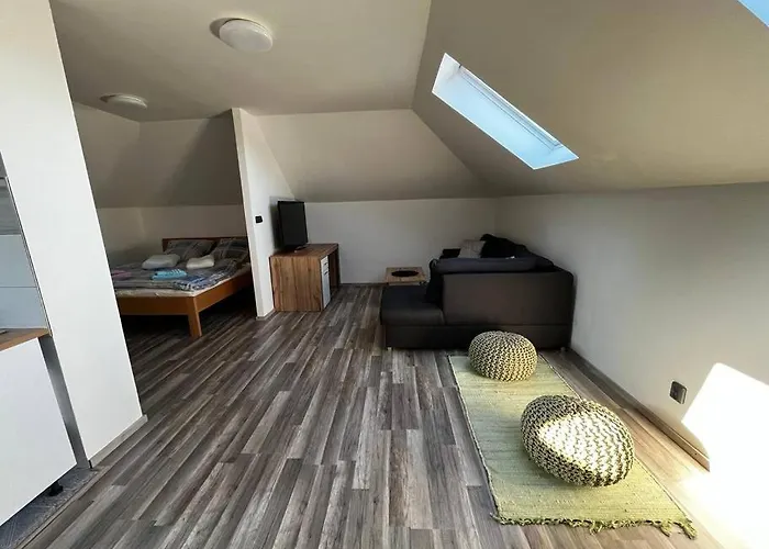 Apartamento Příjemný Podkrovní S Parkováním Na Pozemku. *