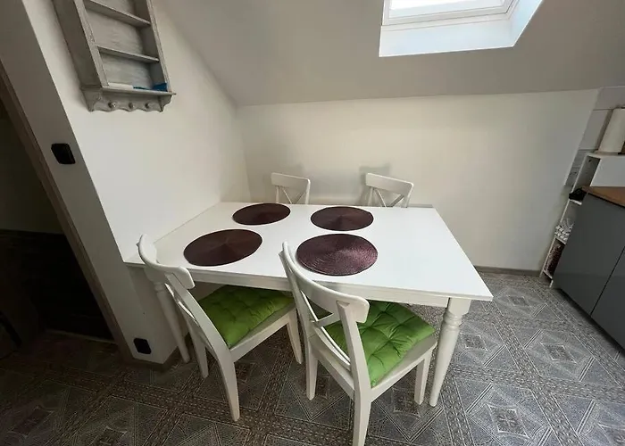 Apartamento Příjemný Podkrovní S Parkováním Na Pozemku. *